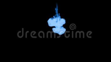 蓝色发光墨水溶解在水上的黑色背景与卢马哑光。 计算机仿真的三维渲染。 单单单单